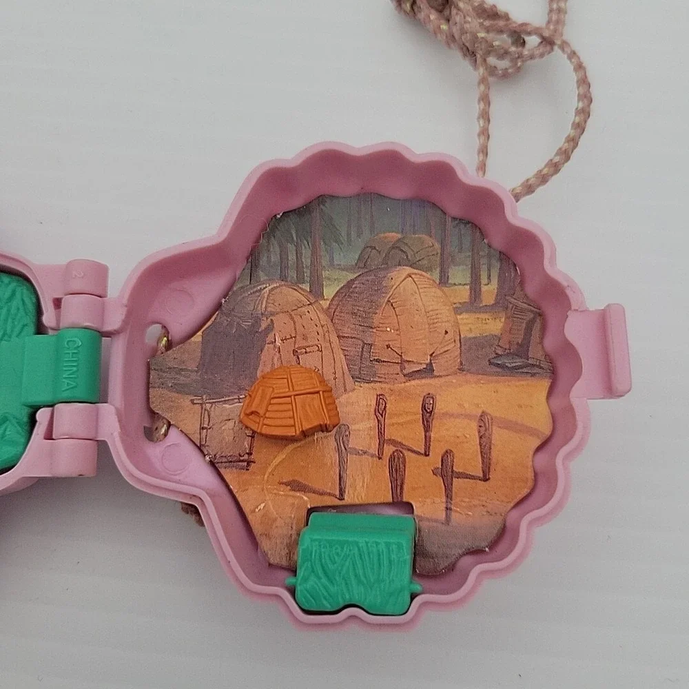 DISNEYS POCAHONTAS MINI PLAY SHELL SET NECKLACE POLLY POCKET